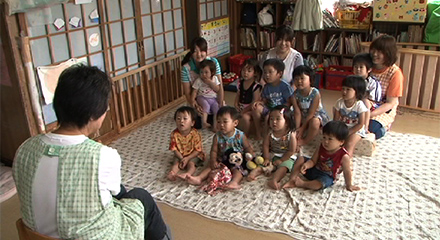 株主の皆様とともに行う「子どもの本100冊助成」